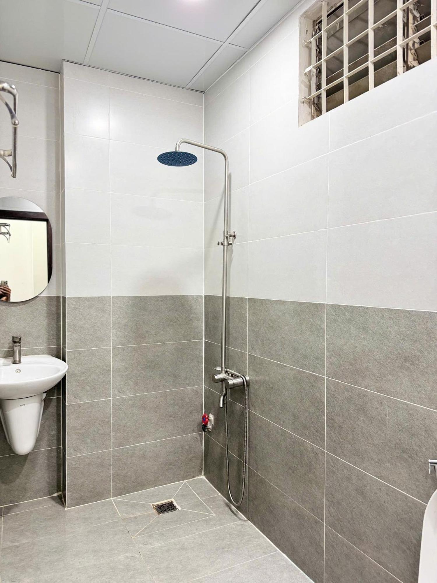 Khách sạn hẻo lánh Four P Binh Thanh